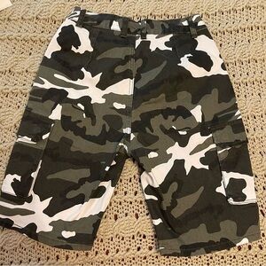 NWOT American Bazi camo men’s sz Sm cargo shorts black, green,‎ & white walking